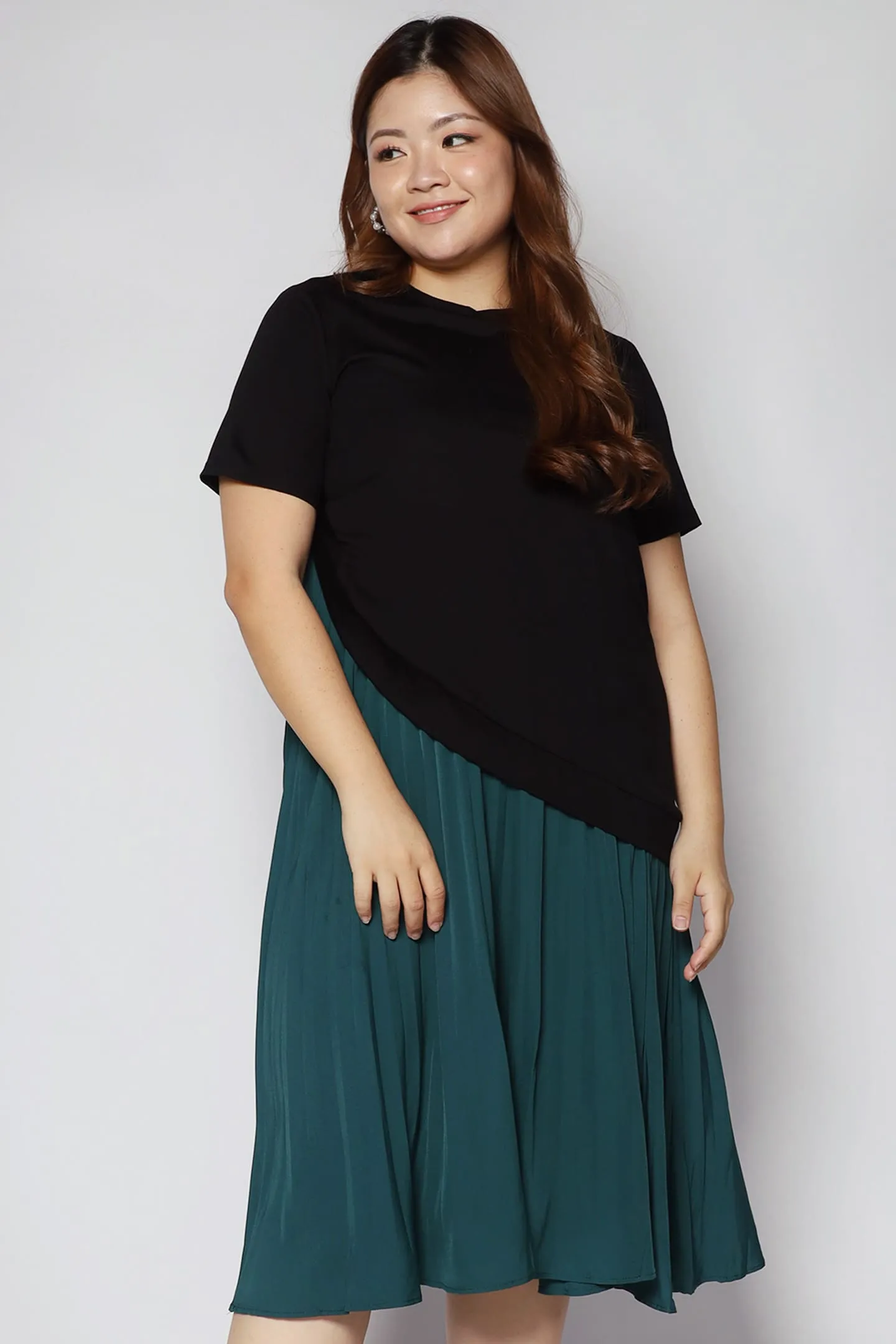 Hui Pleated Dress in Black Green