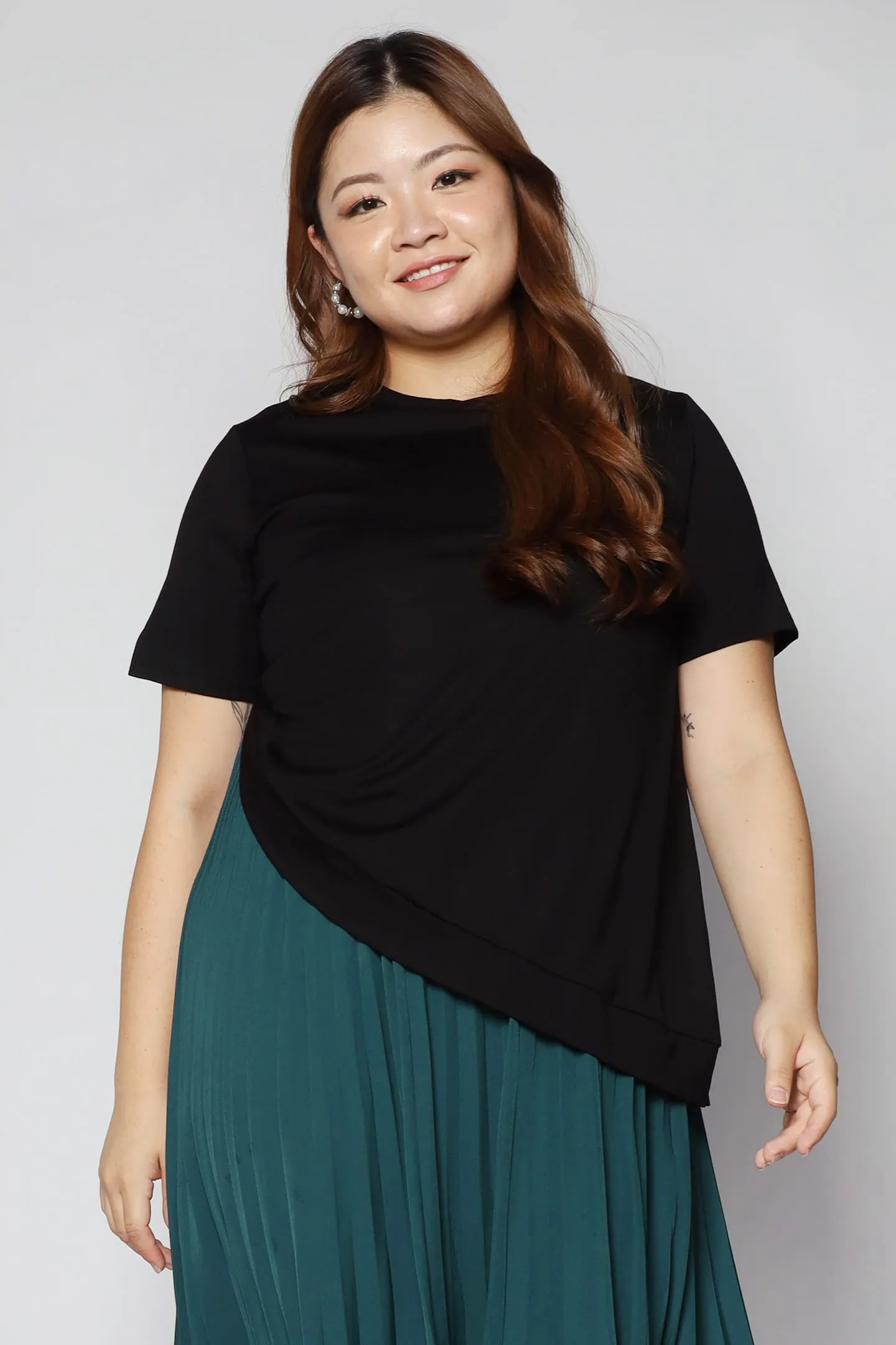 Hui Pleated Dress in Black Green