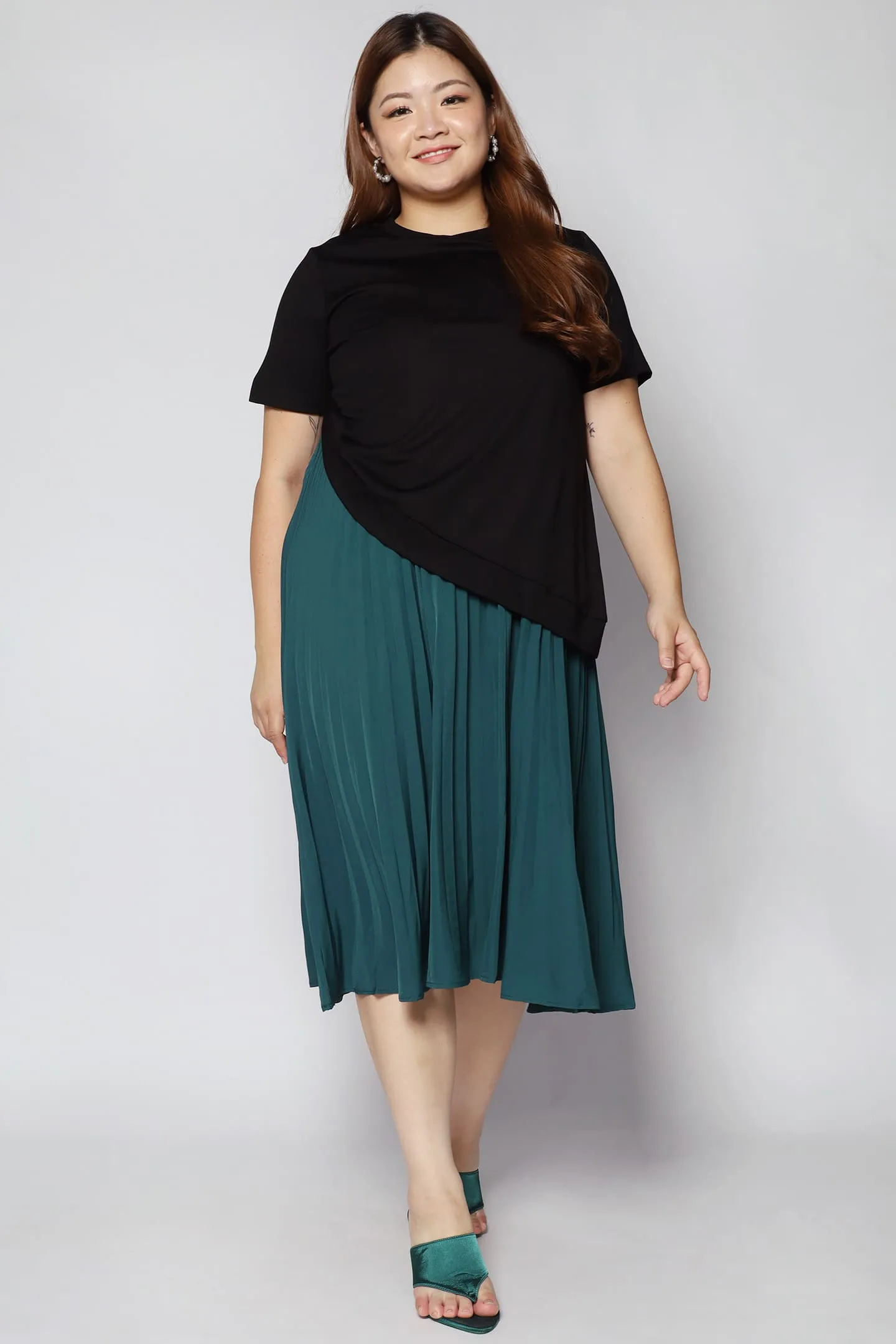 Hui Pleated Dress in Black Green